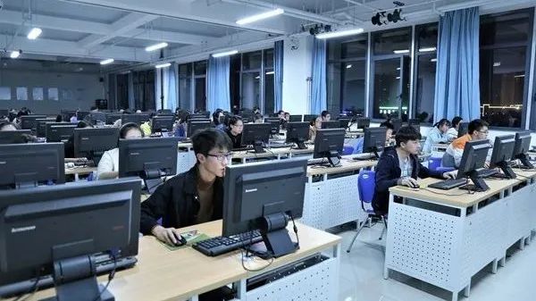 智能信息管理學院 融合創(chuàng)新，引領(lǐng)數(shù)字化時代餐飲與旅游管理